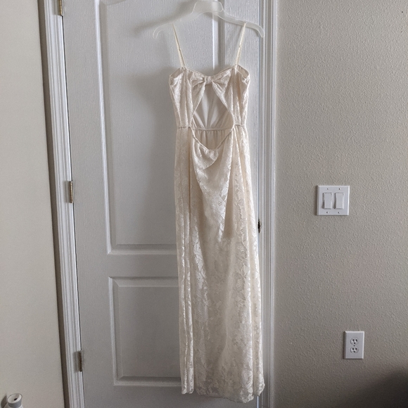 Ivory Lace Maxi Dress Size Medium - Picture 2 of 3